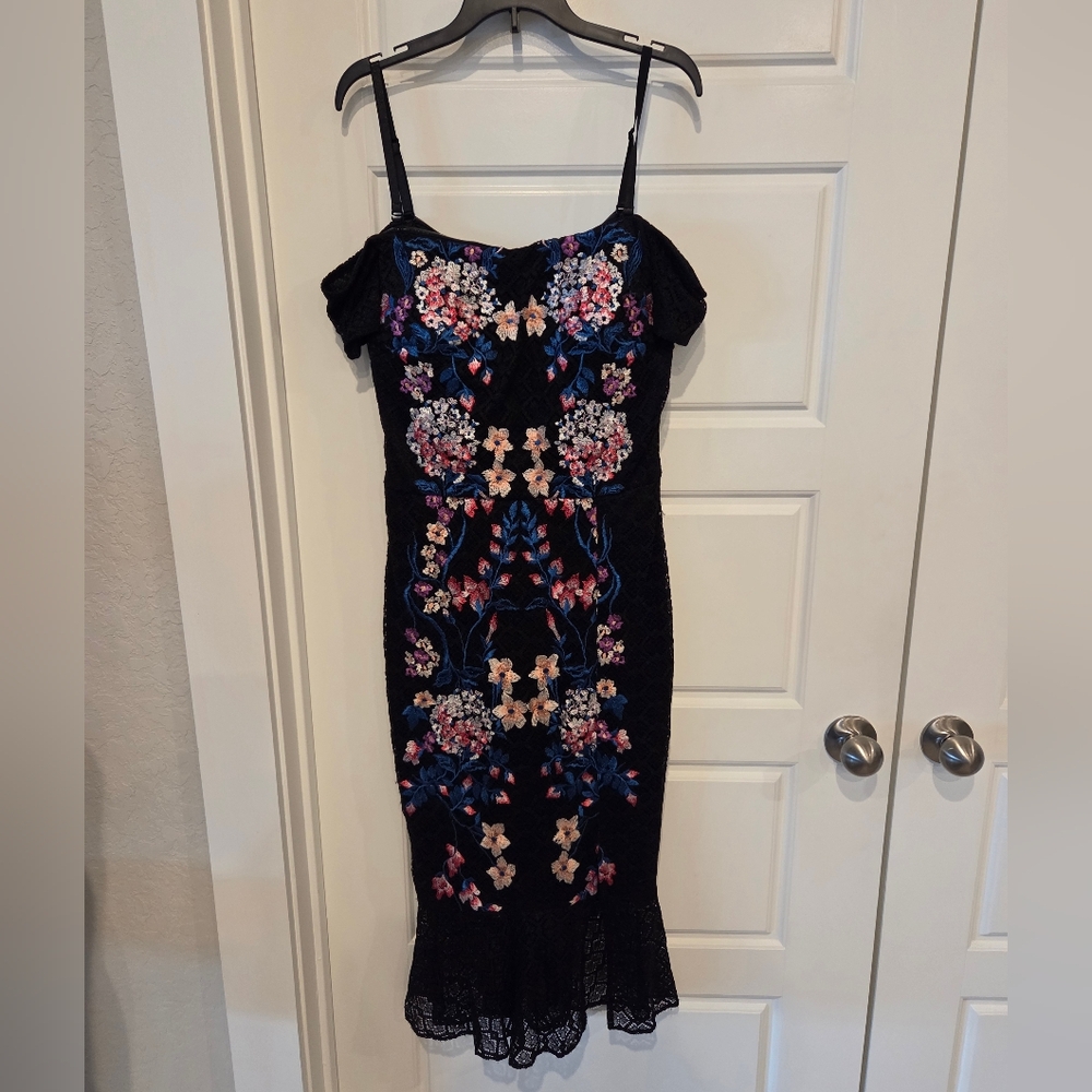 GUESS WOMEN'S EMBROIDERED PEPLUM FLORAL DRESS SIZE 8 - Picture 4 of 10